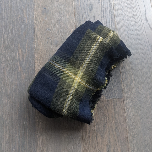 Banana Republic Plaid/Tartan Blanket Scarf - Picture 4 of 7